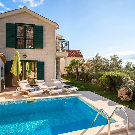 Delightful Split 2 Bedrooms Petite Private Pool And Sauna