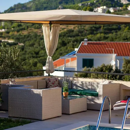 Delightful Split 2 Bedrooms Petite Private Pool And Sauna