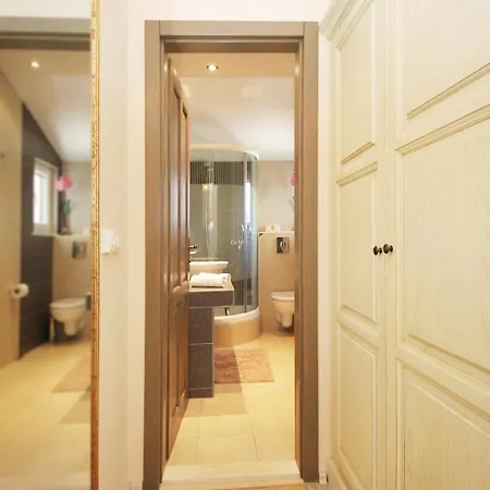 Delightful Split 2 Bedrooms Petite Private Pool And Sauna