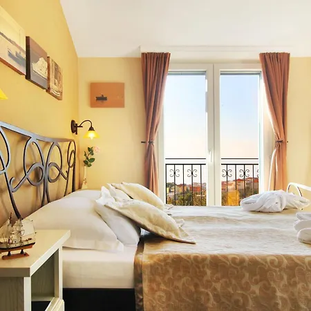 Delightful Split 2 Bedrooms Petite Private Pool And Sauna Willa Makarska