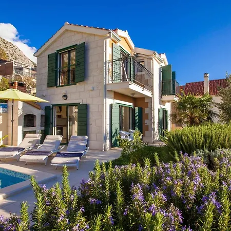 Delightful Split 2 Bedrooms Petite Private Pool And Sauna